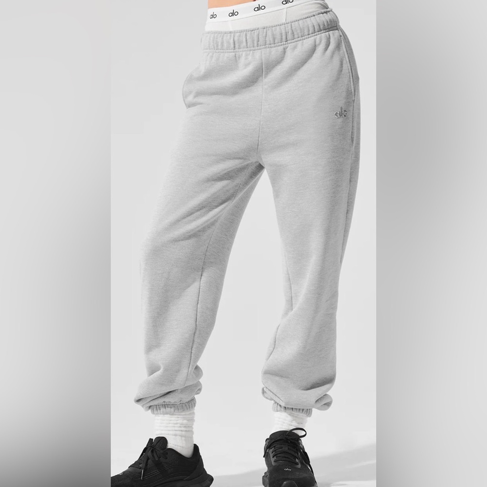Alo Yoga Accolade Cuffed Sweatpant in Athletic Heather Grey